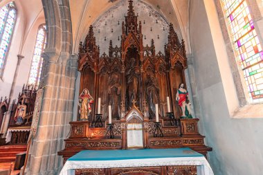 PLOUGRESCANT, COTES D 'ARMOR, BRANY, FRANCE, 21 Mayıs 2025: Saint Pierre Kilisesi' nin iç ve mimari detayları