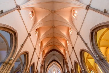 PLOUGRESCANT, COTES D 'ARMOR, BRANY, FRANCE, 21 Mayıs 2025: Saint Pierre Kilisesi' nin iç ve mimari detayları