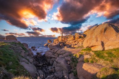 PERROS-GUIREC, BRANY, FRANCE, 16 MAYIS: Pembe granit kayalıklar kıyısı, ploumanac 'h, cotes-d' zırh