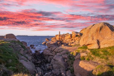 PERROS-GUIREC, BRANY, FRANCE, 16 MAYIS: Pembe granit kayalıklar kıyısı, ploumanac 'h, cotes-d' zırh