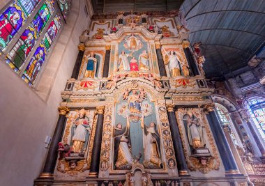 SAINT Theo NEC, FİNİSTA, BRANY, FRANCE, 17 MAYIS 2025: Kilisenin iç ve mimari ayrıntıları