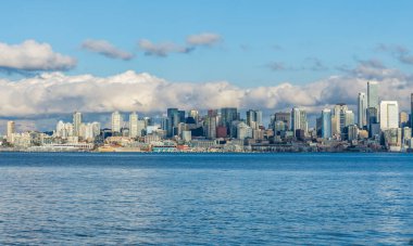 Seattle 'ın mimarisi. Elliott Körfezi' nin önünde ve bulutların üstünde..