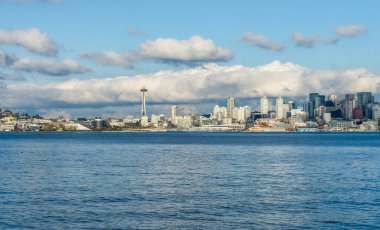 Seattle 'ın mimarisi. Elliott Körfezi' nin önünde ve bulutların üstünde..