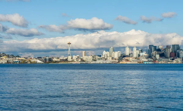 西雅图天际线的建筑 前面是埃利奥特湾 上面是云彩 — 图库照片