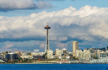 Seattle 'ın mimarisi. Elliott Körfezi' nin önünde ve bulutların üstünde..