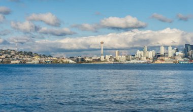 Seattle 'ın mimarisi. Elliott Körfezi' nin önünde ve bulutların üstünde..