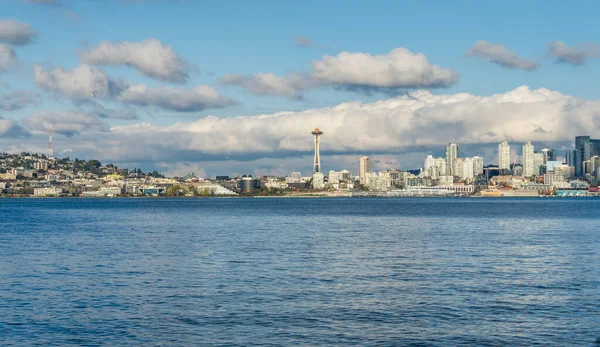 Arquitetura Horizonte Seattle Com Elliott Bay Frente Nuvens Acima — Fotografia de Stock