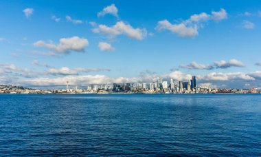 Seattle 'ın mimarisi. Elliott Körfezi' nin önünde ve bulutların üstünde..
