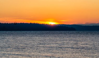 Puget Sound 'un karşısındaki Olumpic Dağları' nın ardında gün batımı.