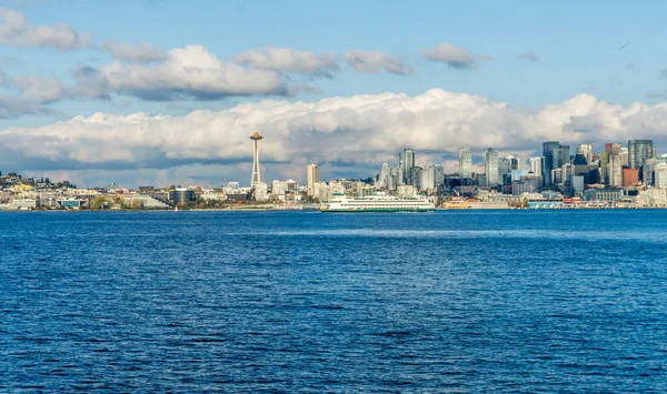 Arkitektur Seattle Skyline Med Elliott Bay Framför Och Moln Ovan — Stockfoto