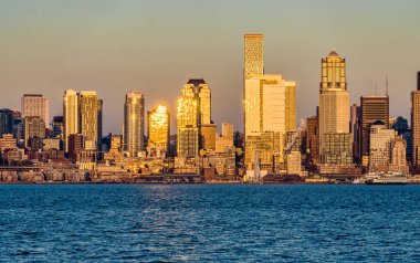 Güneş ışığı Washington 'daki Seattle gökdeleninden yansıyor..