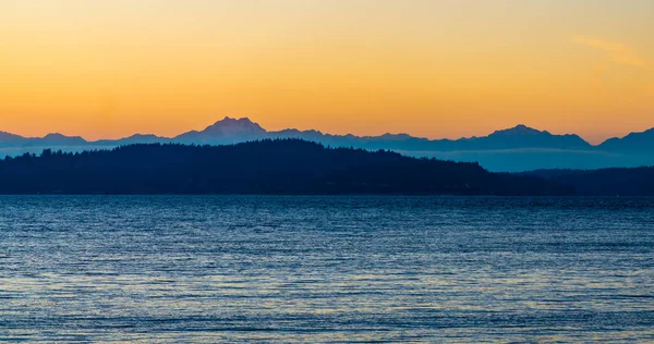 Matahari Terbenam Belakang Pegunungan Olumpic Sepanjang Puget Sound — Stok Foto