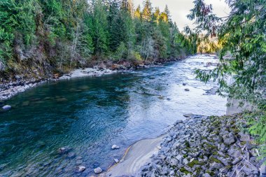 Washington 'daki Snoqualmie Nehri manzarası.