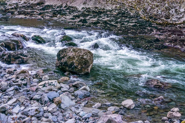 Stromschnellen Des Snoqualmie River Umgeben Von Felsen Und Geröll — Stockfoto