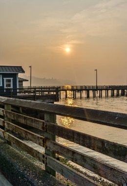 Redondo Beach, Washington 'da dumanlı gökyüzü ve iskele.