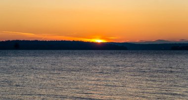 Puget Sound 'un karşısındaki Olumpic Dağları' nın ardında gün batımı.