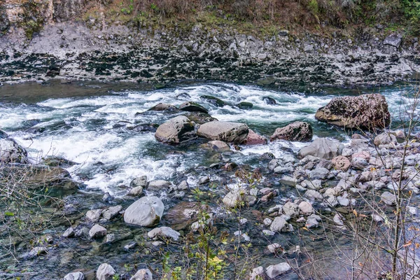 Snoqualmie River Peřeje Obklopené Skalami Balvany — Stock fotografie