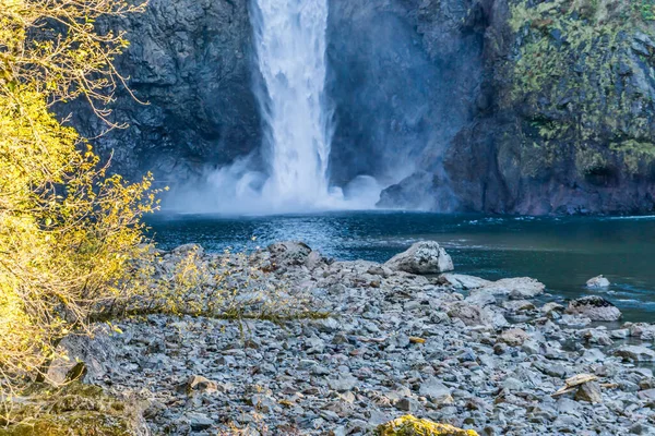 从河流下游看华盛顿州斯诺阿米瀑布 — 图库照片