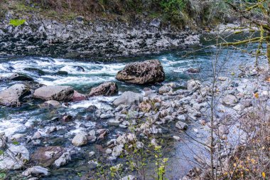 Snoqualmie Nehri taşlarla ve kayalarla çevrili..