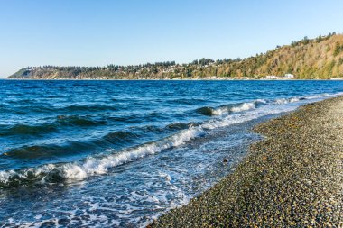Seahurst, Washington 'daki kıyı şeridi boyunca evler. Sonbahar geldi.