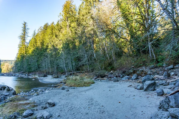ワシントン州のスノックルミー川には大きな岩が並んでいる — ストック写真