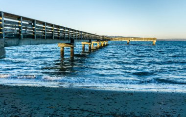 Dash Point, Washington 'daki boş iskele. Orta gelgit.