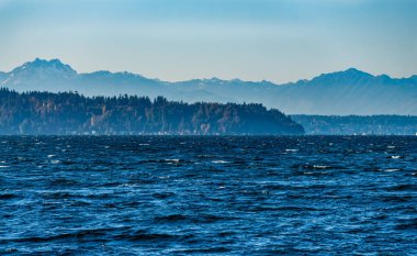 Burien, Washington 'daki Seahurst Park' tan Puget Sound manzarası..