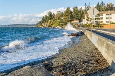 Redondo Beach, Washington 'da yol ve kıyı şeridi.
