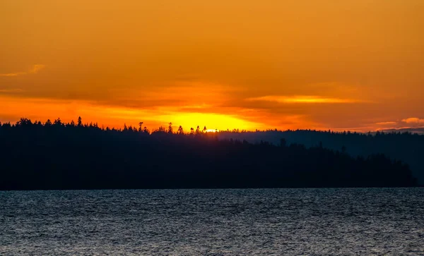 Puget Sound 'un karşısındaki Olumpic Dağları' nın ardında gün batımı.