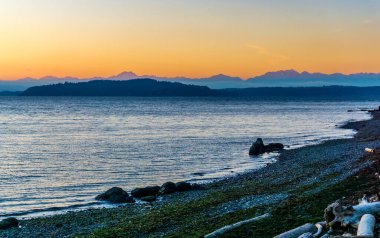 Puget Sound 'un karşısındaki Olumpic Dağları' nın ardında gün batımı.