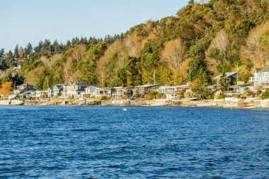 Seahurst, Washington 'daki kıyı şeridi boyunca evler. Sonbahar geldi.