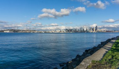 Seattle 'ın mimarisi. Elliott Körfezi' nin önünde ve bulutların üstünde..
