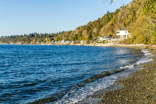 Seahurst, Washington 'daki kıyı şeridi boyunca evler. Sonbahar geldi.