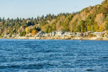 Seahurst, Washington 'daki kıyı şeridi boyunca evler. Sonbahar geldi.