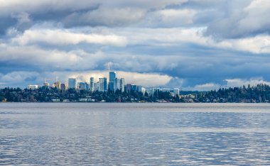 Washington 'daki Bellevue siluetinin üzerinde bulutlar asılı..