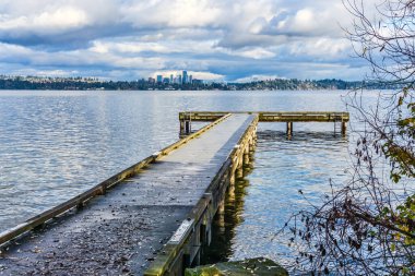 Bir rıhtım Bellvue, Washington 'u ve kıyı şeridini gösteriyor..