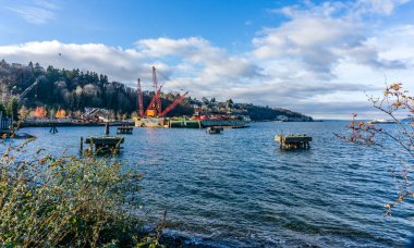 Batı Seattle, Washington 'da bir rıhtımdaki makineler. Turnalar dahil.