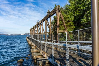 Batı Seattle, Washington 'daki Jack Block Park' ta ahşap bir iskele..