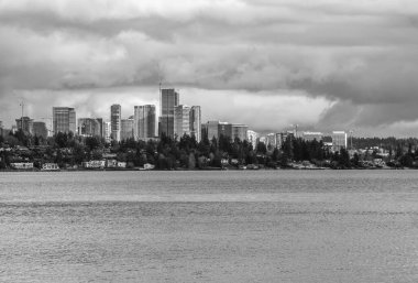 Washington 'daki Bellevue siluetinin üzerinde bulutlar asılı..