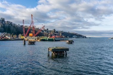 Batı Seattle, Washington 'da bir rıhtımdaki makineler. Turnalar dahil.