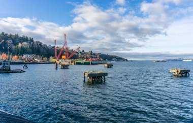 Batı Seattle, Washington 'da bir rıhtımdaki makineler. Turnalar dahil.