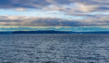 Seattle, Washington 'daki Elliot Körfezi boyunca uzanan Olimpiyat Dağları manzarası.