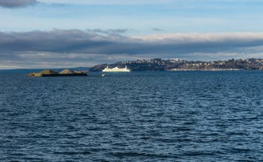 Seattle, Washington yakınlarındaki Elliott Körfezi 'nde bir feribot ve mavna..