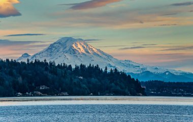 Washington 'daki Puget Sound' un Rainier Dağı manzarası.