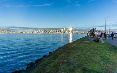 Güneş, Seattle, Washington 'daki gökdelenlerden yansıyor..
