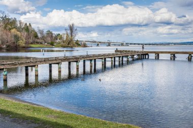 Bulutlar Washington Gölü 'nün bir sahnesinde asılı. Washington, Seattle' da bir otoban ve rıhtım var..