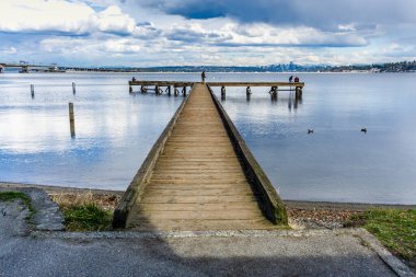 Bulutlar Washington Gölü 'nün bir sahnesinde asılı. Washington, Seattle' da bir otoban ve rıhtım var..