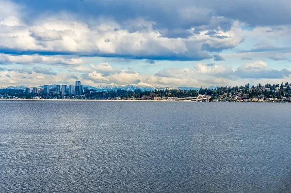 ワシントン州ベルビューにあるビルや雲のあるスカイライン — ストック写真