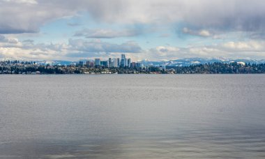 Cascdes Dağları 'nda kar var. Bellevue, Washington önde..