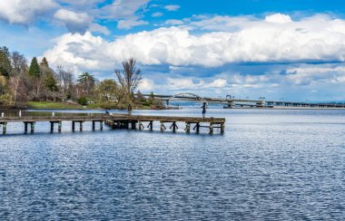 Bulutlar Washington Gölü 'nün bir sahnesinde asılı. Washington, Seattle' da bir otoban ve rıhtım var..